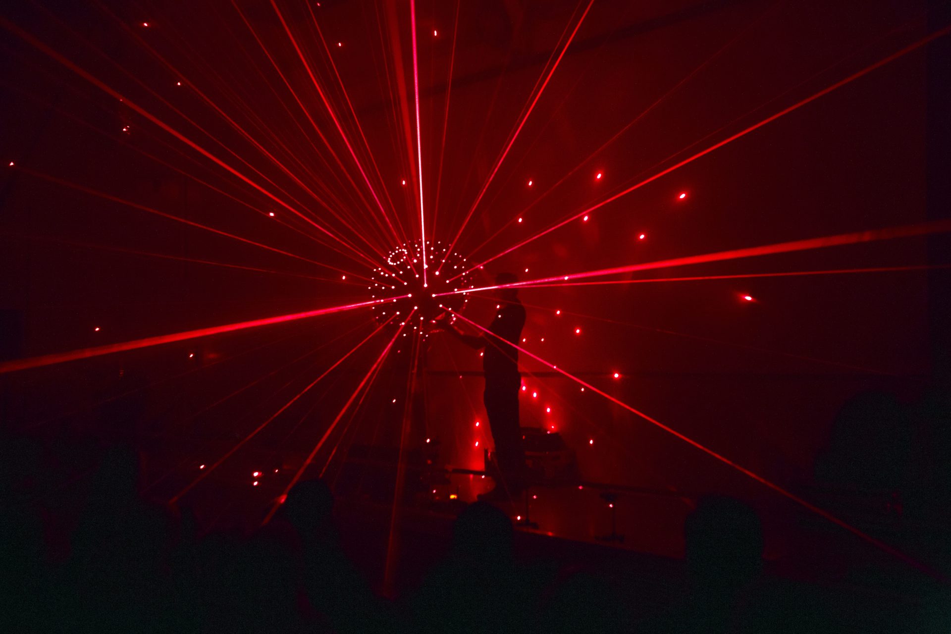 En lasershow i rött ljus.