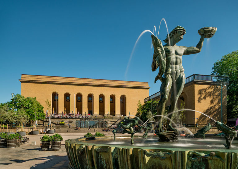 Konstmuseets fasad med statyn Poseidon i förgrunden.